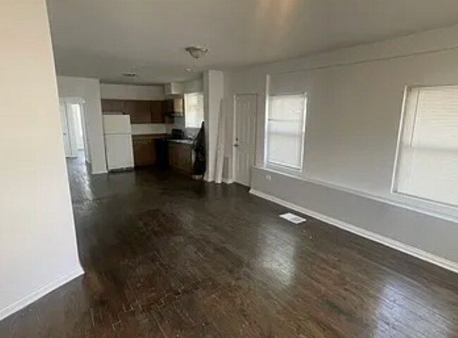 Foto del edificio - 4BR / 1BA Home with Basement – Near Rainbo...