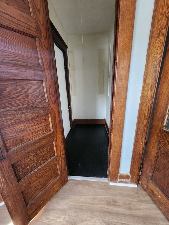 Building Photo - Upper 2 bedroom unit