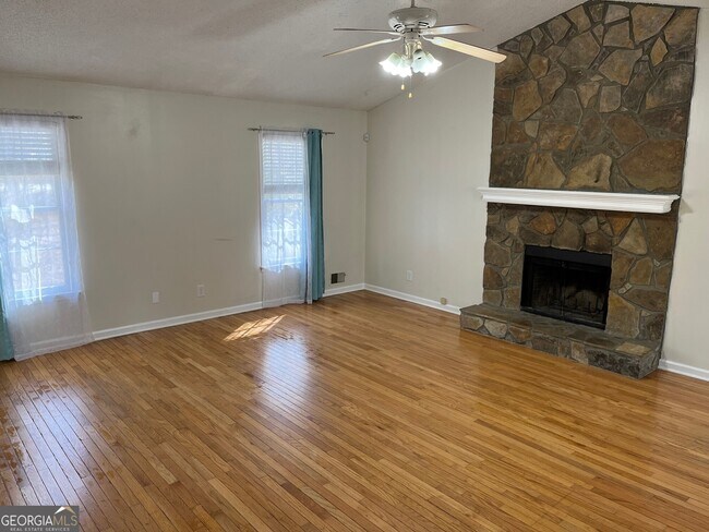 Foto del edificio - 2522 Whisper Ct NE