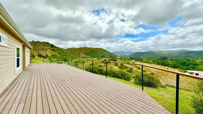 Foto del edificio - Stunning Single-Story with Spacious Deck, ...