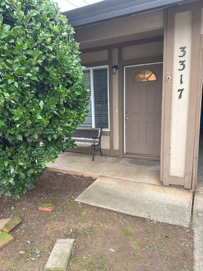 Foto del edificio - Well Maintained 2-Bedroom 1- bath Home in Quiet Sacramento Neighborhood