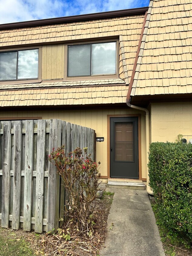 Foto principal - 2 bedroom condo in Sonoma Woods! Available...