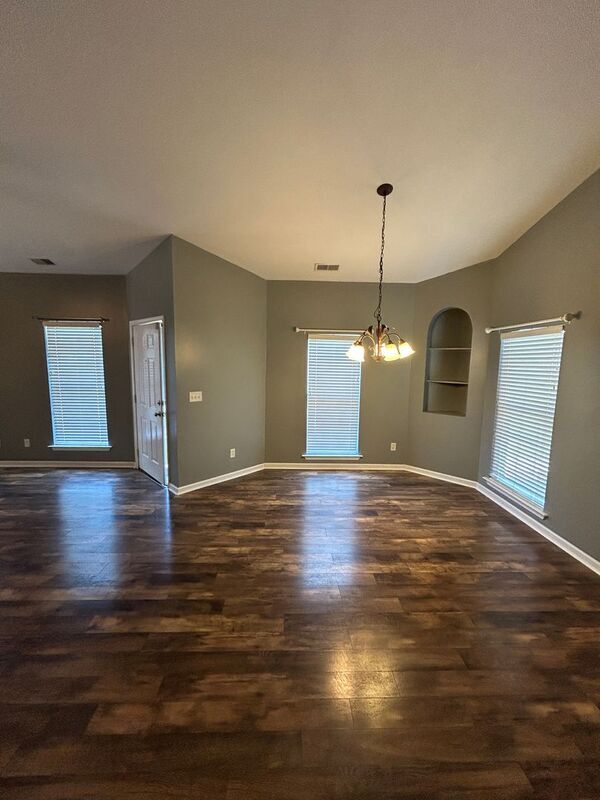 Building Photo - 4760 Longmeadow Dr