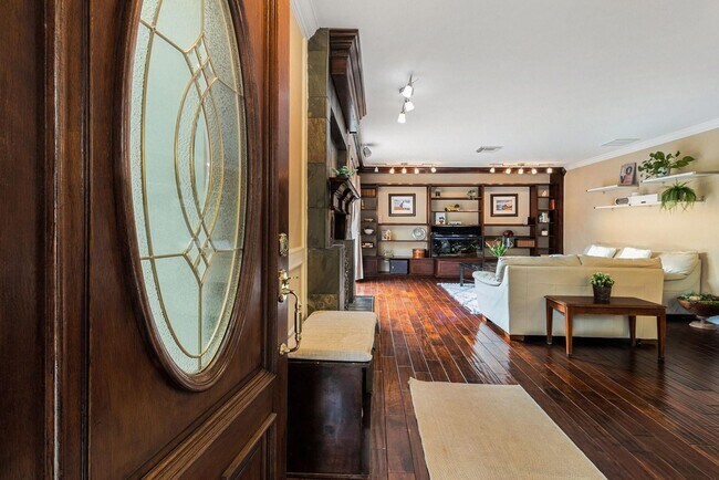 Foto del edificio - Updated 2-Bed, 2.5-Bath Patio Home Near Up...