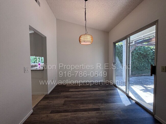 Foto del edificio - Charming 3 Bed, 2 Bath House - Close to Shopping, Schools, and Parks - New Paint - Updated Flooring!