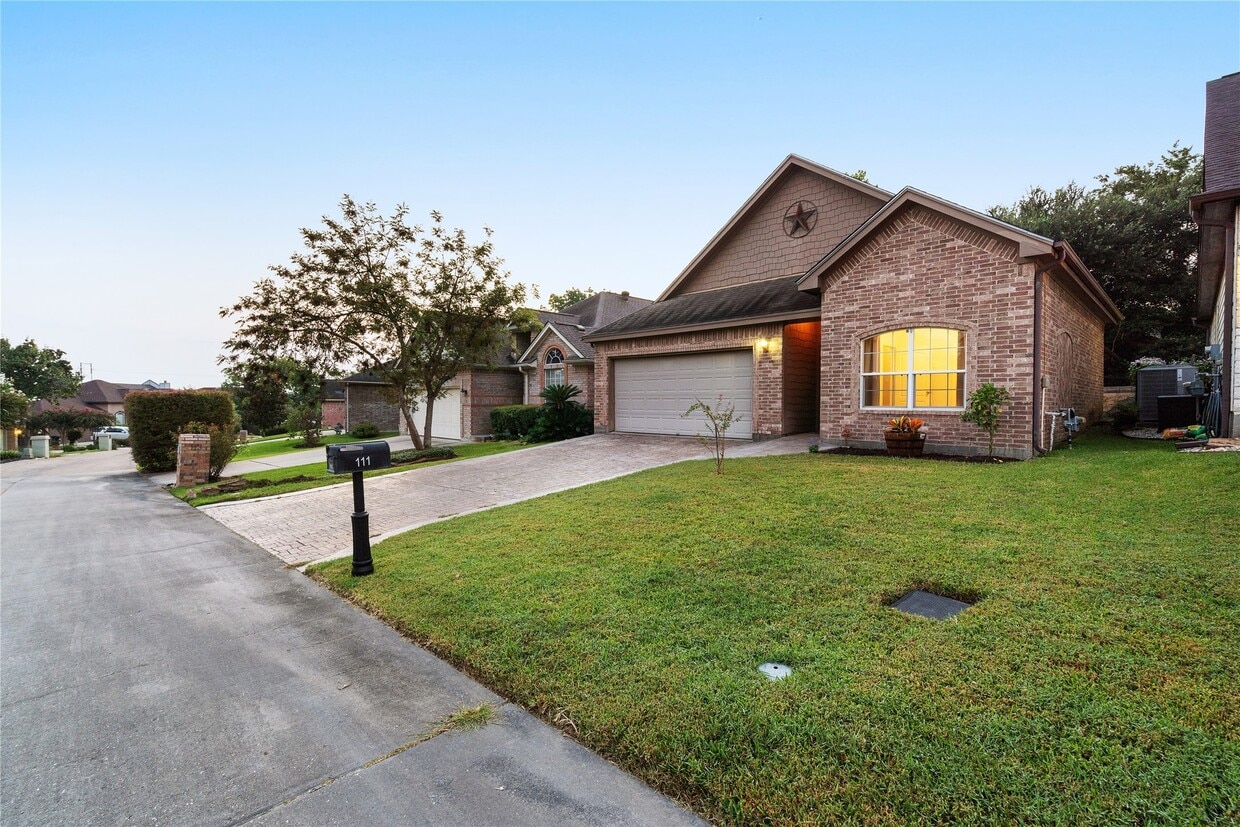 Primary Photo - 111 Harbour Town Cir