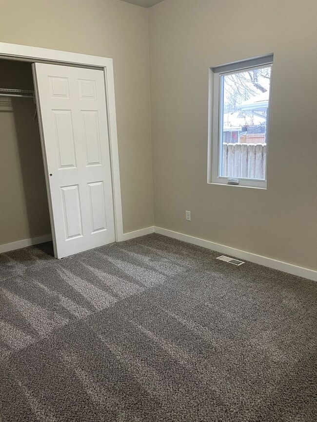 Building Photo - Fully Remodeled 2 Bedroom 1 Bath home