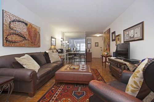 Foto del edificio - 305 E 40th St