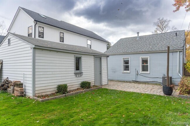 Building Photo - 2217 Barrett Ave