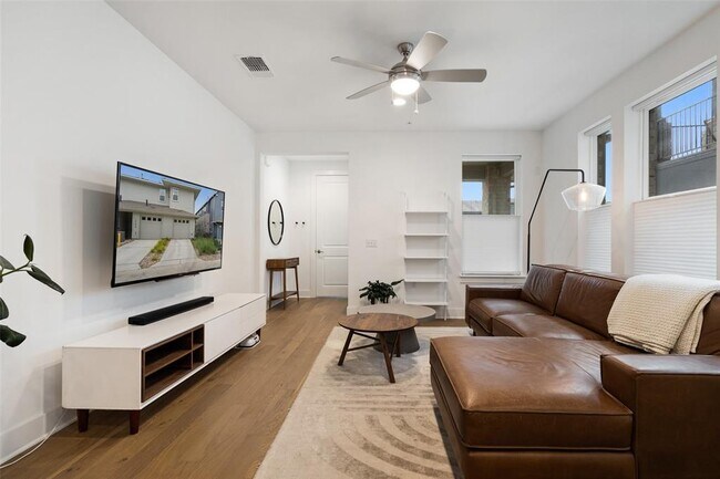 Foto del edificio - 2409 Simond Ave