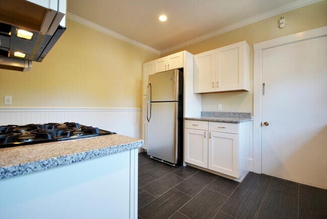 Foto del edificio - RENOVATED 4 BED/2 BATH IN BRIGHTON'S OAK SQUARE FOR 9/1 ~ WATER INCLUDED