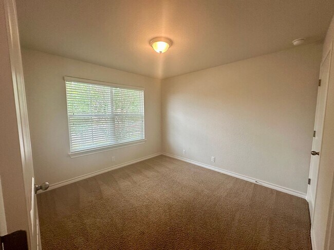Foto del edificio - Fantastic Amenities ~ 4/2 Single Story w/ Refrigerator/Washer/Dryer Included ~