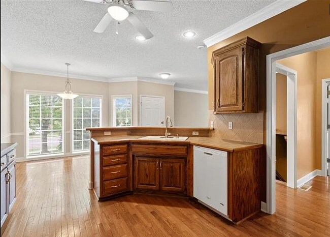 Foto del edificio - 15574 Floyd Ln