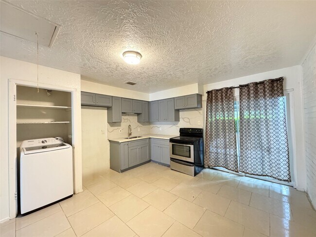 Foto del edificio - 7449 Cook Rd