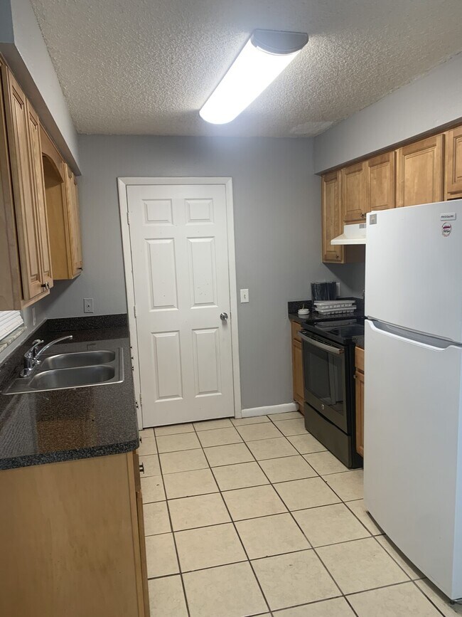 Building Photo - 3939 Country Place (A + B)