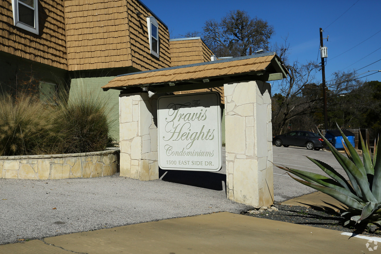 Primary Photo - Ivanhoe Apartments