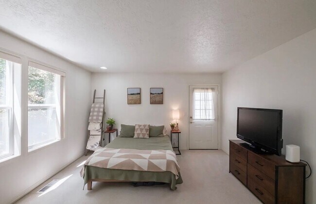 Foto del edificio - Single Level Home with a 2 car garage