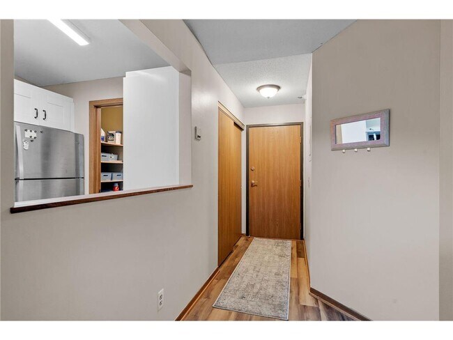 Foto del edificio - 4151 Boone Ave N