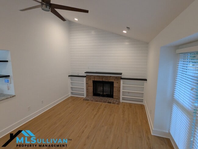 Building Photo - 500 W Woodcroft Pkwy