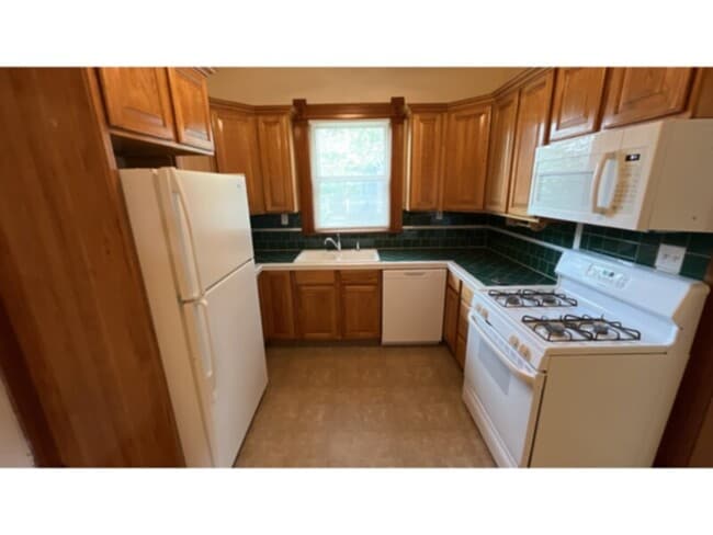 Building Photo - This downtown charmer is located near new ...