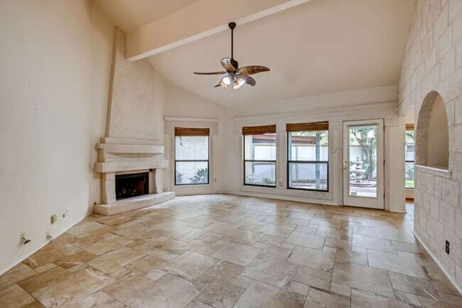Building Photo - Custom 3 BR/2.5 Bath in N.E. San Antonio