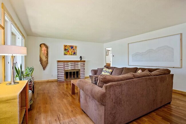 Foto del edificio - East Medford Ranch Home on large lot!  | Available Mid-July