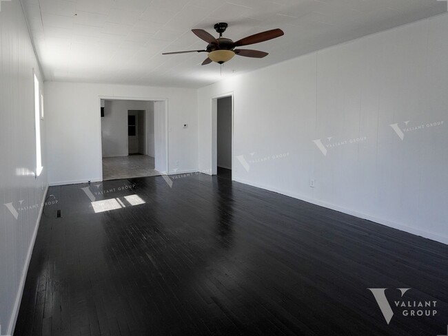 Building Photo - Spacious 3 Bedroom, 2 Bathroom Rental Home...
