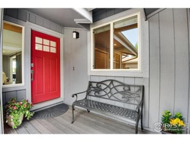 Building Photo - Recently Renovated and Updated 5 BR Townho...