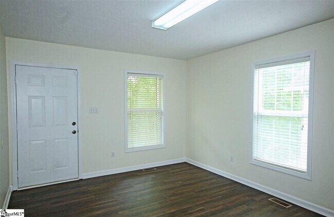 Building Photo - 41 E Castle Dr
