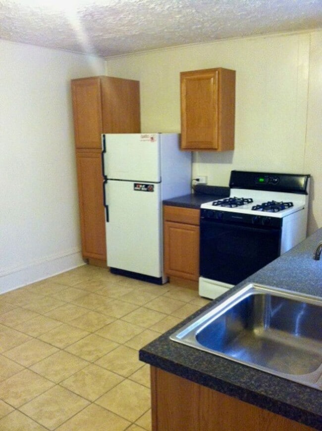 *** Apartments in South Oakland * Pet Friendly * Spacious & Renovated * Walk to Pitt * Available ... - *** Apartments in South Oakland * Pet Friendly * Spacious & Renovated * Walk to Pitt * Available ...