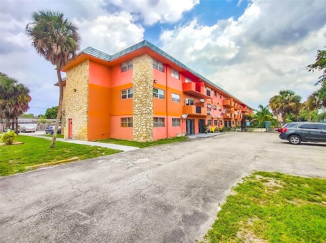 Primary Photo - 17101 NW 57th Ave
