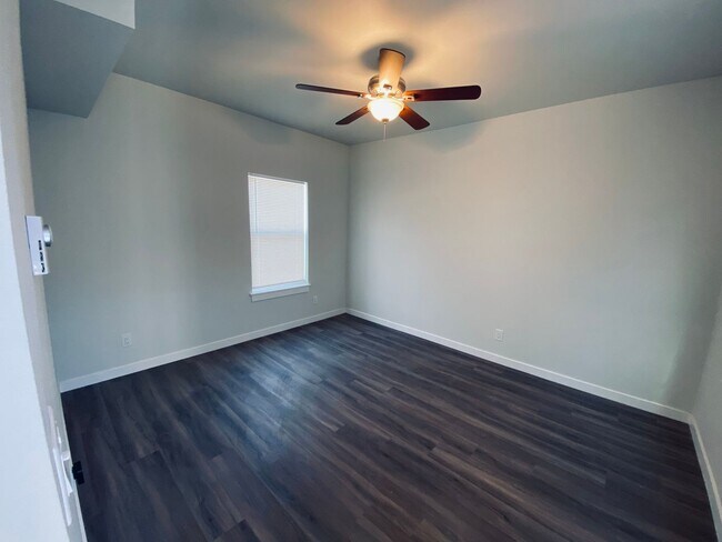 Foto del edificio - Newly Renovated Everett Apartment