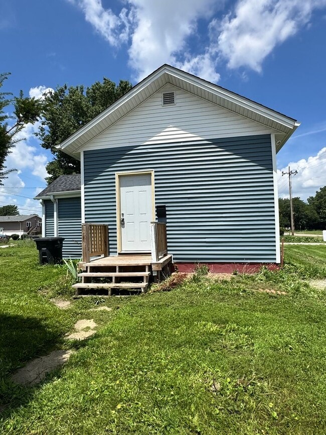 Building Photo - 621 7th Ave
