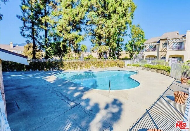 Foto del edificio - 2410 N Towne Ave