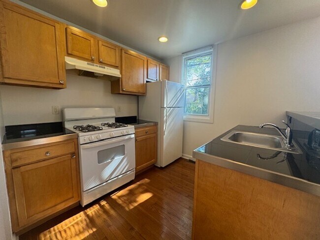 Foto del edificio - Available August 1, 2026; Lease will end July 27, 2027