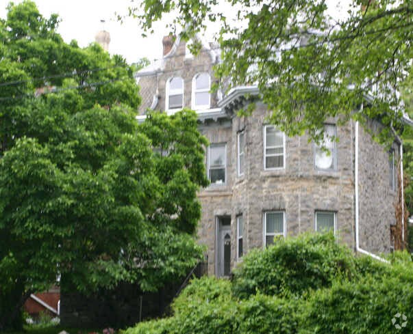 Foto principal - 4401 Baltimore Ave