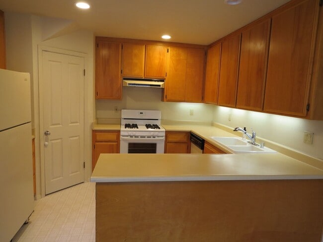 Building Photo - 450 Avenida De Socios