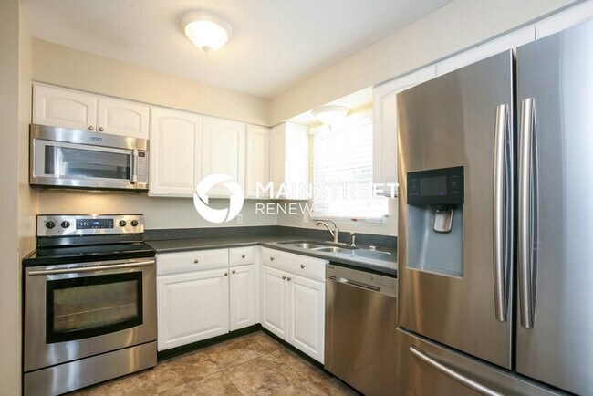 Building Photo - 5 Bedroom Pet-Friendly Home in Indianapolis, IN with Main Street Renewal