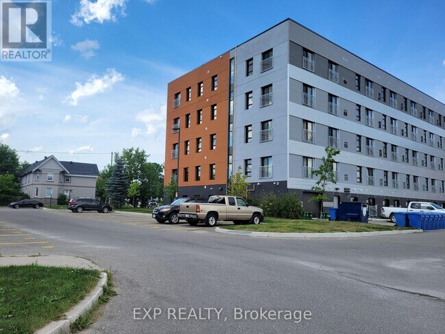 Building Photo - 75-275 Barrie Rd