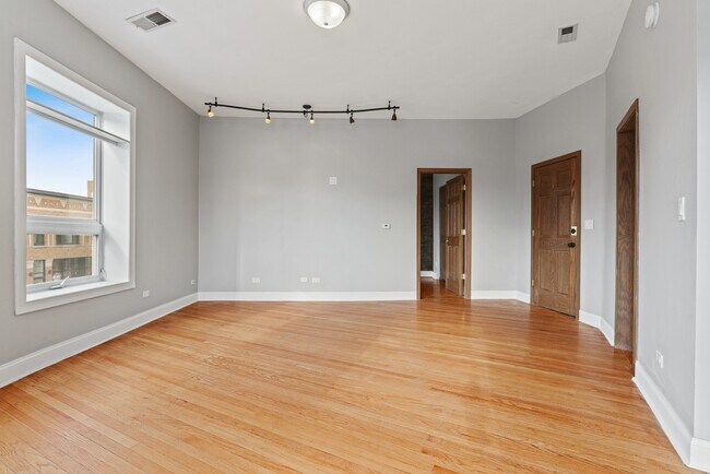 Building Photo - 3805 N Clark St