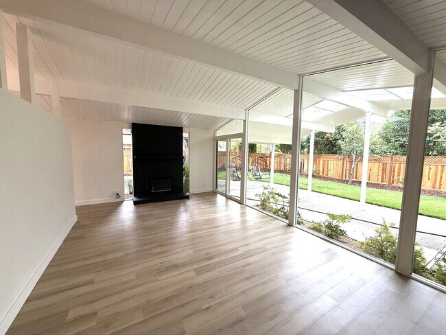 Foto del edificio - BEAUTIFUL UPDATED FOUR BEDROOM / TWO BATH ...