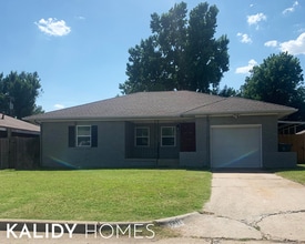 Building Photo - 1711 N Vermont Ave