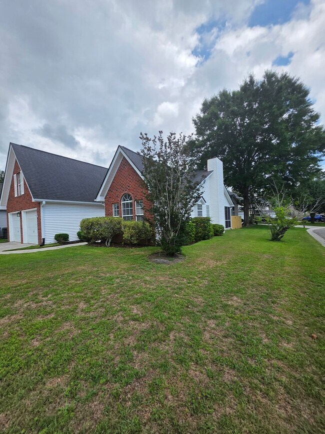 Foto del edificio - Charming 3-Bedroom Home in Desirable Shadowmoss Community