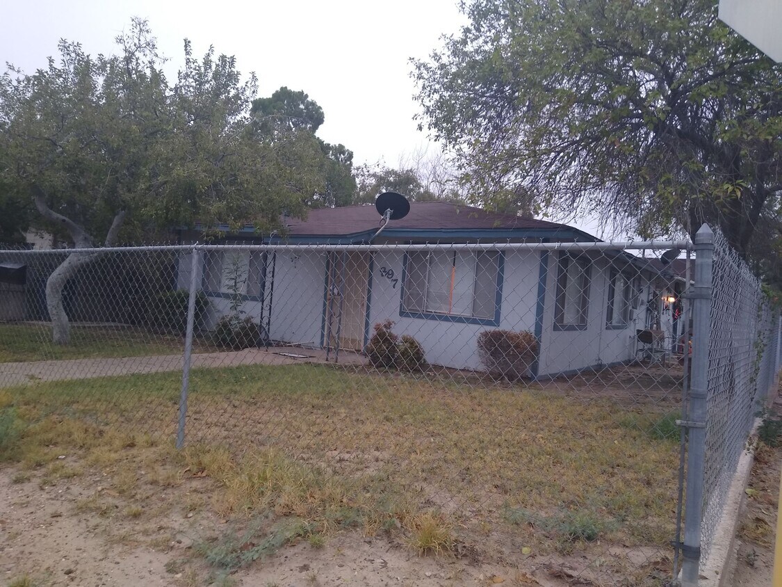 Primary Photo - 897 Avenue C