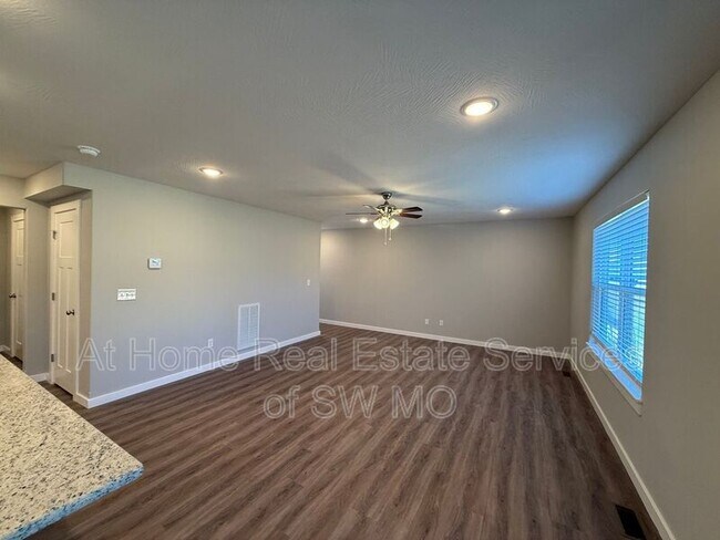 Foto del edificio - 1000 S Rimes Ave