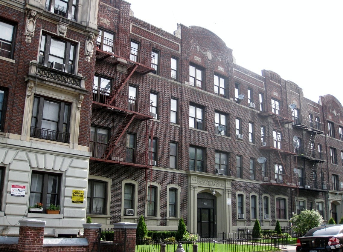 Building Photo - 263 Parkside Ave