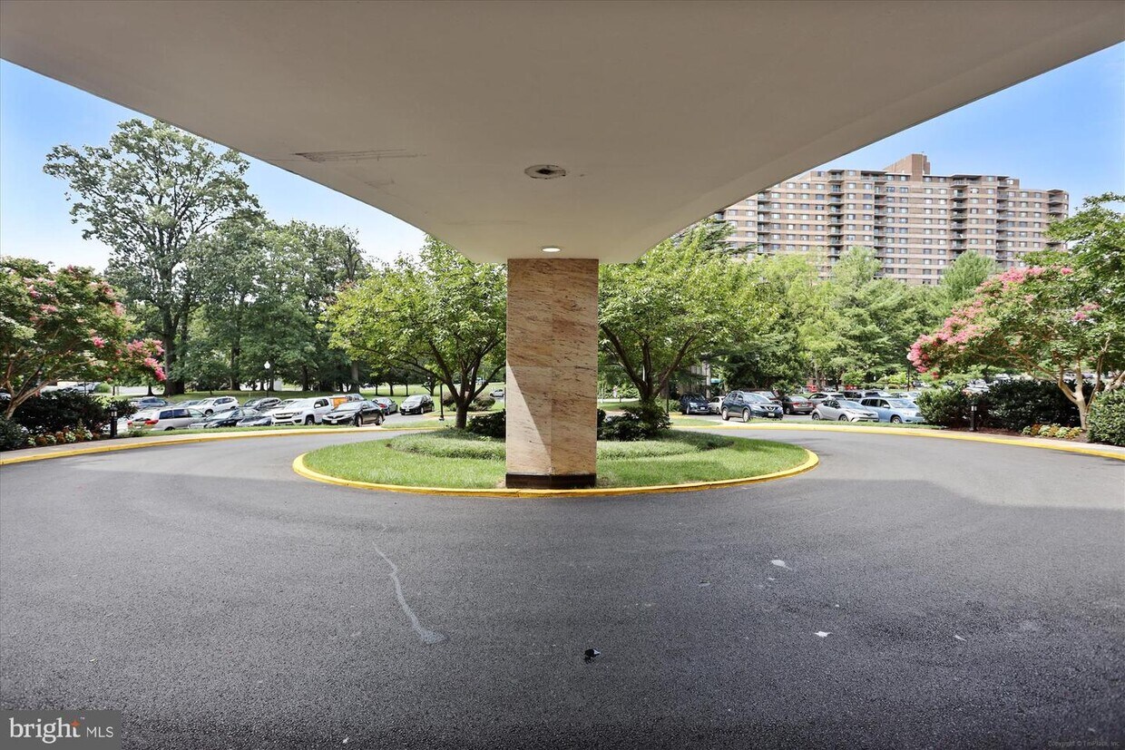 1111 University Blvd W Unit 802, WheatonGlenmont, MD 20902 Room for