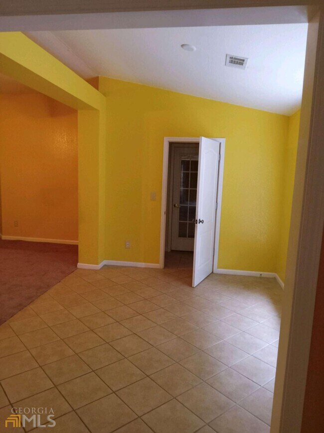 Building Photo - 741 Royal Oaks Dr
