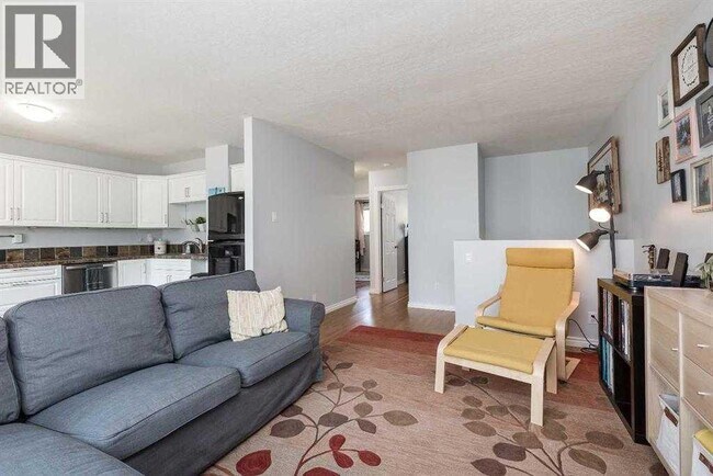 Photo du bâtiment - 93 Simon Fraser Blvd W