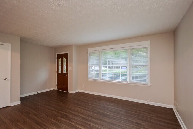Foto del edificio - 990 Woodbridge Dr NE